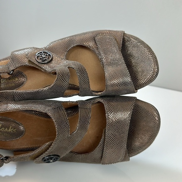 Clarks Tiffani Aldora Embossed Leather Sandals Size 8 - Picture 13 of 16